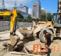 求老板日皮操舔视频物业在线高温下的坚守｜道路建设者用汗水铺就畅通路